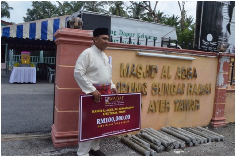 Majlis Penyerahan Cek Sumbangan Wakaf Kepada Masjid Al-Aqsa dan Masjid Al-Hidayah